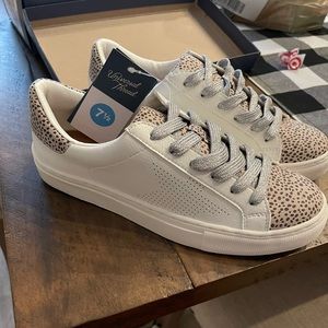 Universal Thread Sneaker